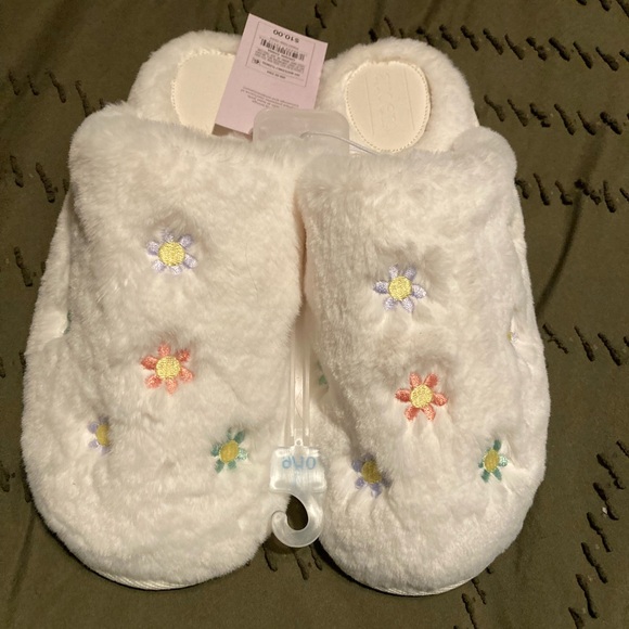 Auden Shoes - Auden Fluffy White Slippers with Floral Embroidery